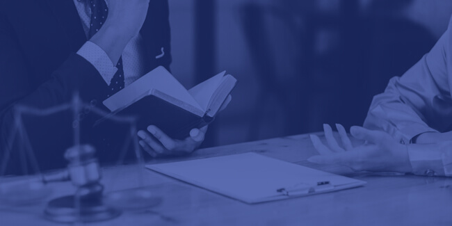 Rechtsanwalt und Mandant im Gespräch